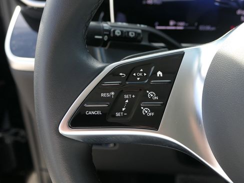 Used 2025 Mercedes-Benz GLC 350e 4MATIC image 16