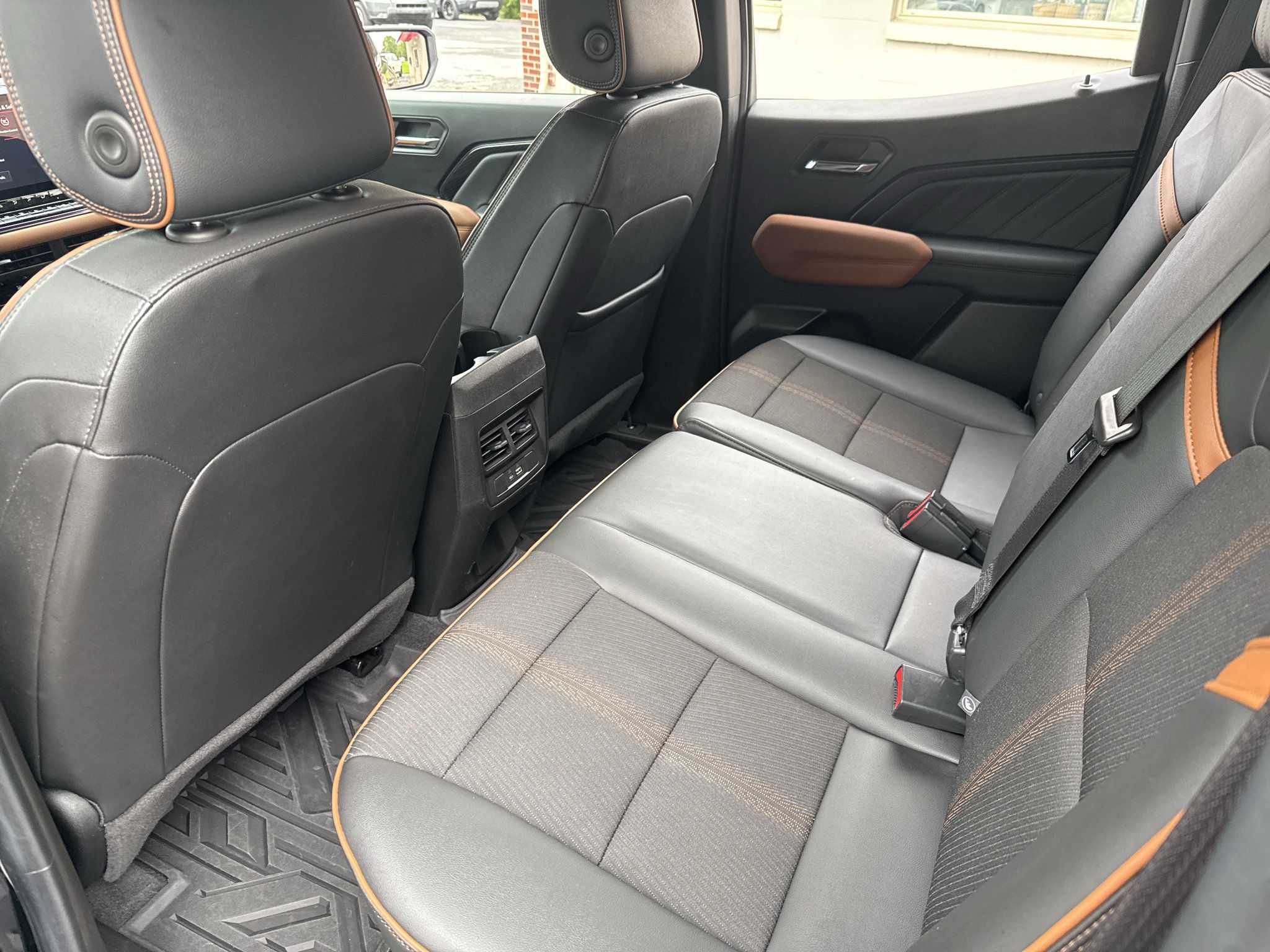 Used 2023 GMC Canyon AT4 w/ Canyon Safety Plus Package AWD/4WD image 12