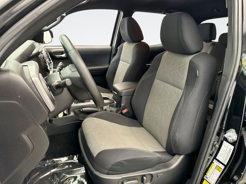 Used 2022 Toyota Tacoma TRD Sport image 11