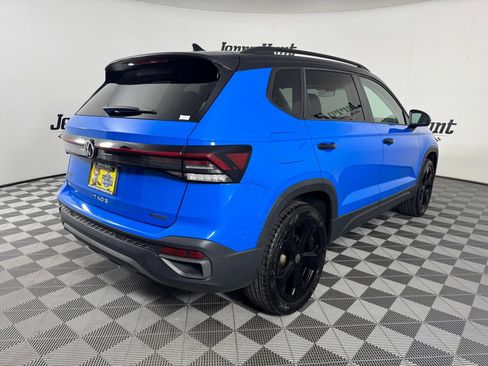 Used 2025 Volkswagen Taos SE AWD/4WD image 6