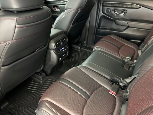 Used 2025 Honda Pilot Black Edition image 27