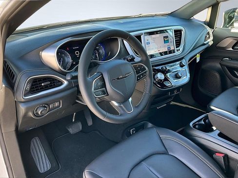 New 2026 Chrysler Pacifica Select image 6
