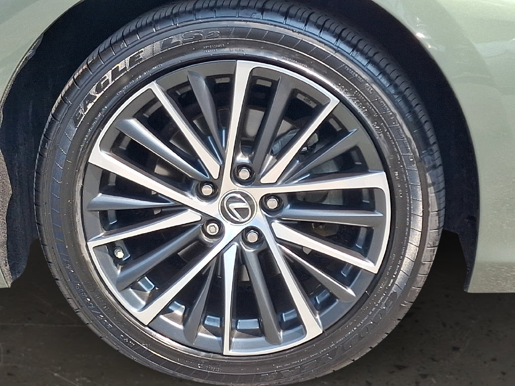 Used 2025 Lexus ES 300h w/ Premium Package FWD image 9