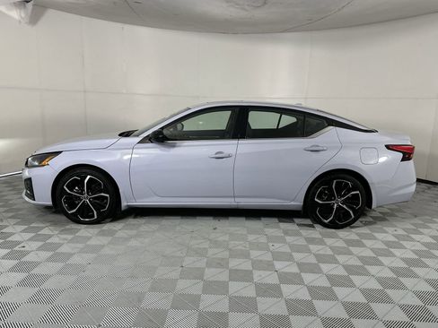 Used 2025 Nissan Altima 2.5 SR w/ SR Premium Package FWD image 5