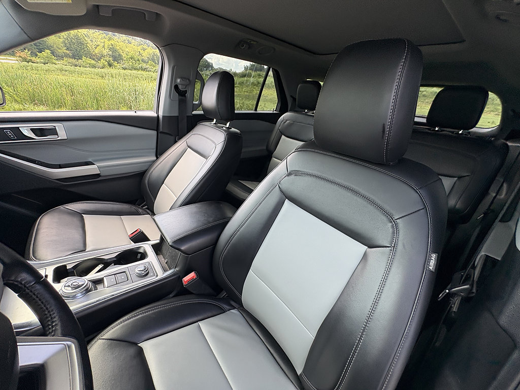 Used 2022 Ford Explorer XLT w/ Equipment Group 202A AWD/4WD image 33