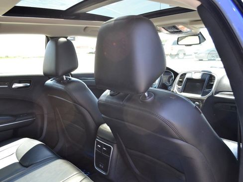 Used 2018 Chrysler 300 Touring L AWD/4WD image 40
