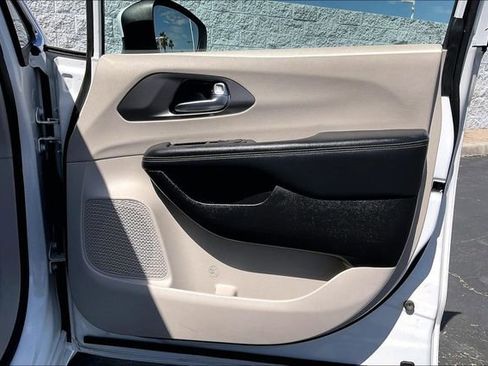 Used 2023 Chrysler Pacifica Touring-L FWD image 23