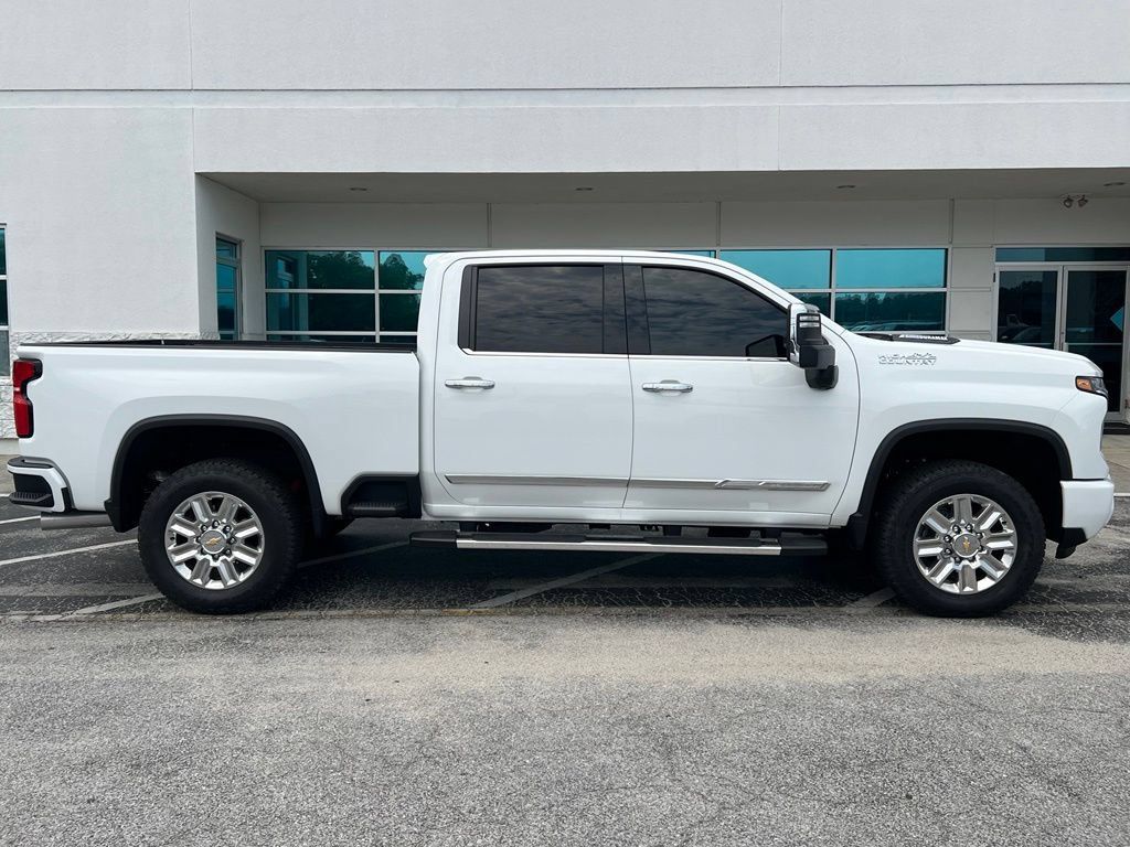 Used 2025 Chevrolet Silverado 2500 High Country w/ Technology Package AWD/4WD image 3