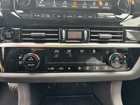 New 2025 Nissan Pathfinder Platinum image 3