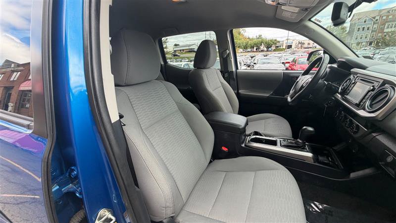Used 2017 Toyota Tacoma SR5 AWD/4WD image 8