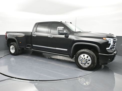 Used 2024 Chevrolet Silverado 3500 High Country w/ High Country Premium Package image 2