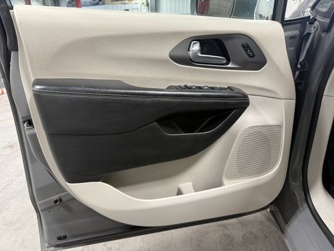 Used 2022 Chrysler Pacifica Touring-L FWD image 17