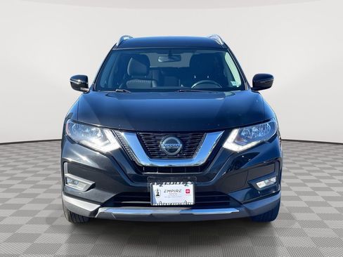 Used 2018 Nissan Rogue SV image 2