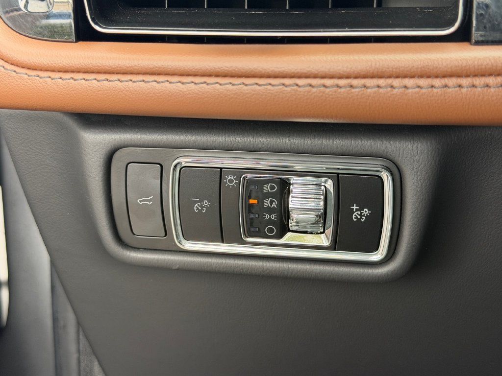 Used 2023 Lincoln Aviator Reserve w/ Equipment Group 201A RWD image 31