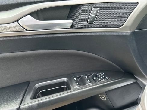 Used 2019 Ford Fusion SE image 12