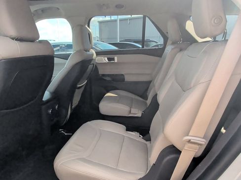 Used 2020 Ford Explorer Platinum w/ Premium Technology Package AWD/4WD image 5