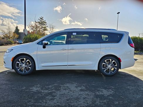 New 2026 Chrysler Pacifica Pinnacle image 5