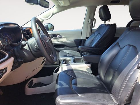 Used 2023 Chrysler Pacifica Touring-L FWD image 9