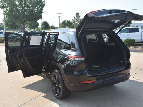 Used 2023 Jeep Grand Cherokee Altitude RWD image 15
