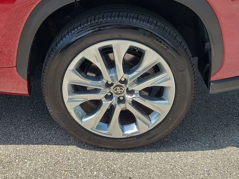 Used 2023 Toyota Highlander Limited FWD image 5