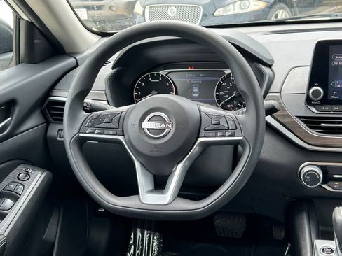 Used 2025 Nissan Altima 2.5 SV FWD image 34
