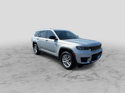 Used 2022 Jeep Grand Cherokee L Laredo w/ Luxury Tech Group I AWD/4WD image 2