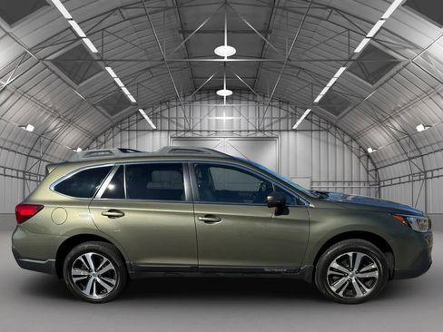 Used 2018 Subaru Outback 3.6R Limited image 2