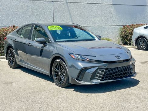 Used 2025 Toyota Camry SE AWD/4WD image 3