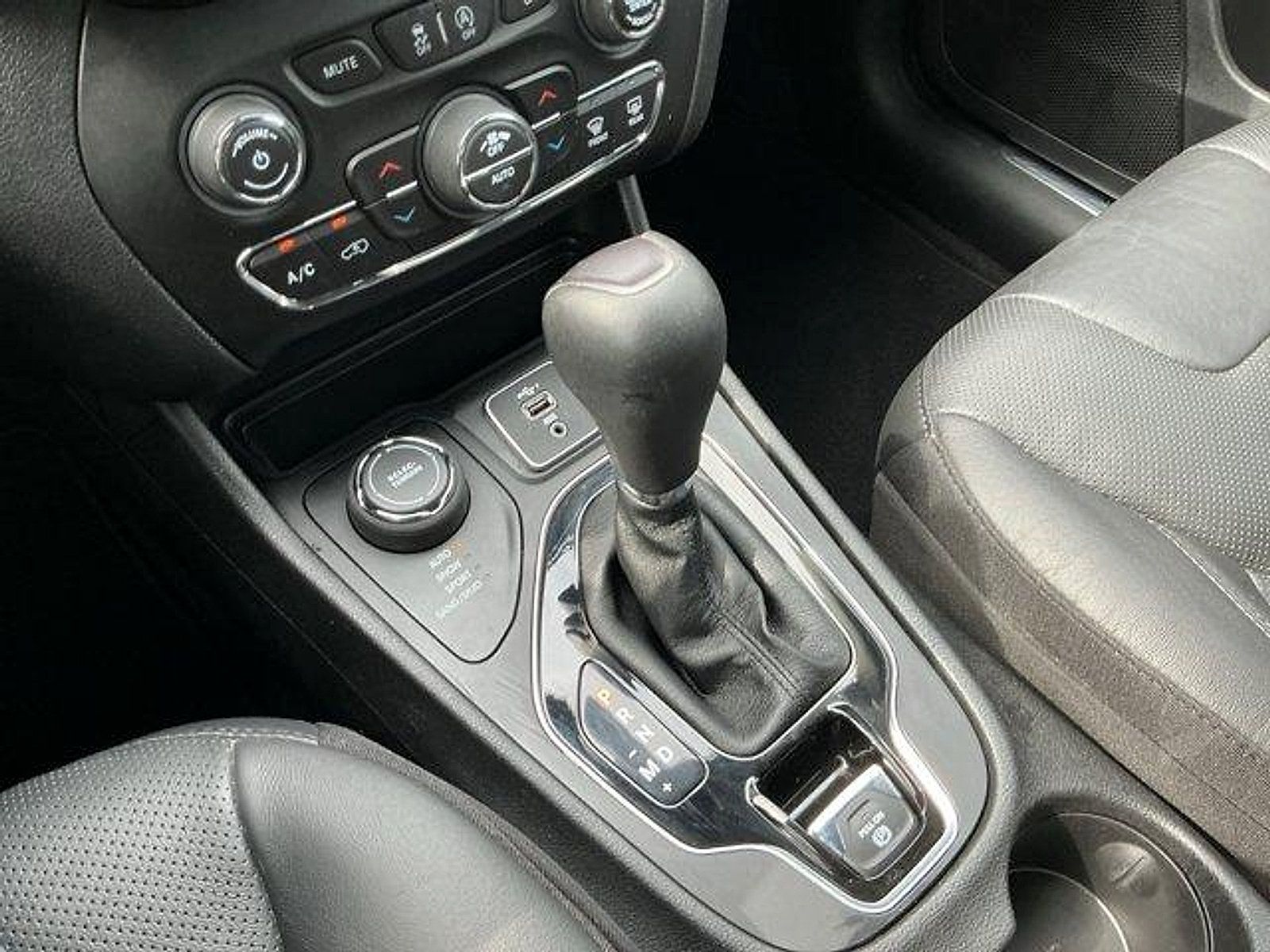 Used 2020 Jeep Cherokee Limited AWD/4WD image 17