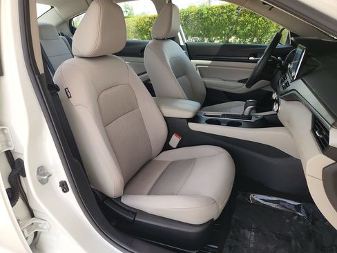 Used 2025 Nissan Altima 2.5 SV FWD image 16