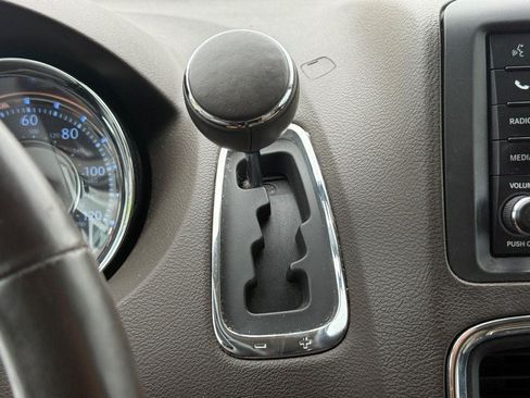 Used 2014 Chrysler Town & Country Touring-L w/ Driver Convenience Group FWD image 17