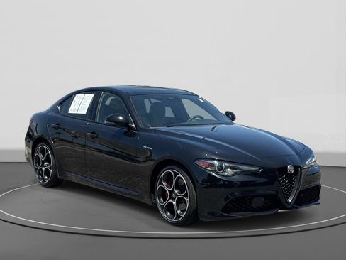 Used 2023 Alfa Romeo Giulia Veloce RWD image 1
