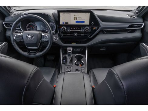 Used 2023 Toyota Highlander XSE image 12