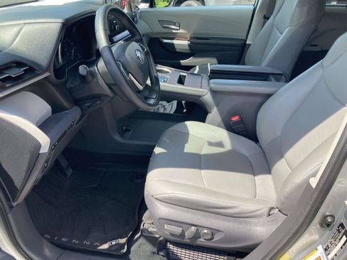 Used 2021 Toyota Sienna XLE w/ XLE Plus Package FWD image 22