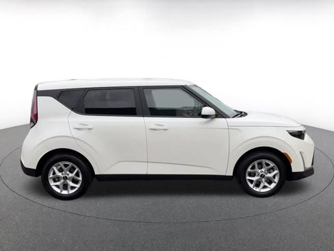 Used 2025 Kia Soul LX w/ LX Technology Package FWD image 16