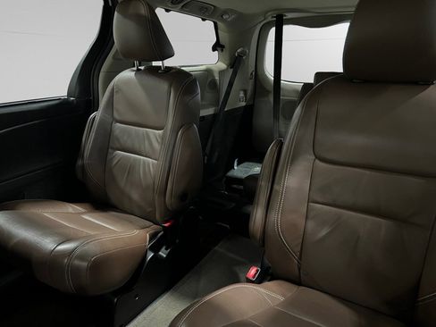 Used 2018 Toyota Sienna XLE image 23