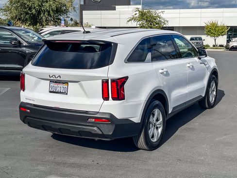 Used 2023 Kia Sorento LX image 4