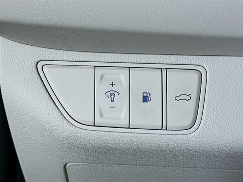 Used 2025 Genesis G70 2.5T image 17