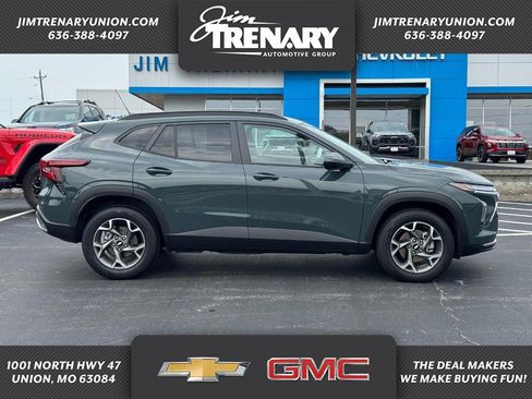 Used 2025 Chevrolet Trax LT w/ Driver Confidence Package FWD image 1