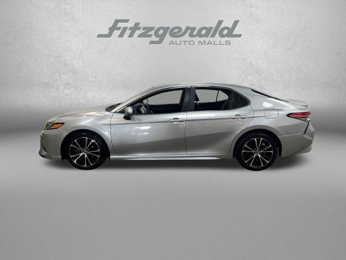 Used 2018 Toyota Camry SE FWD image 2