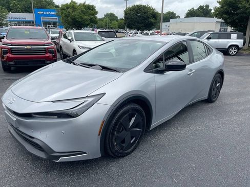 Used 2023 Toyota Prius LE FWD image 3