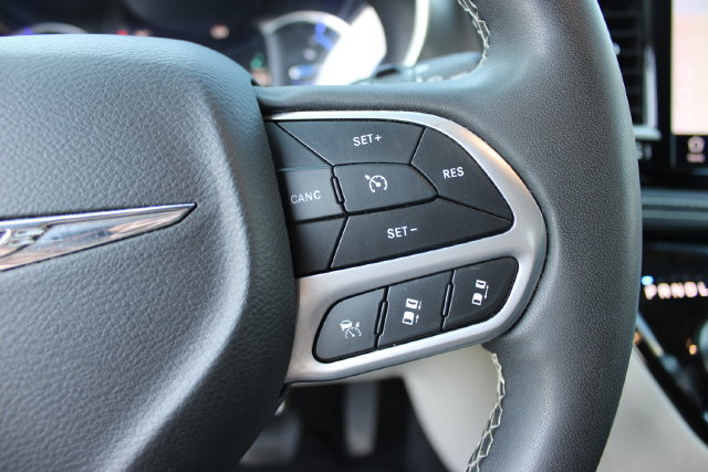 Used 2024 Chrysler Pacifica Limited FWD image 14