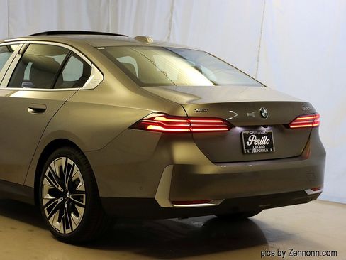 Used 2026 BMW 530i xDrive w/ Premium Package image 8