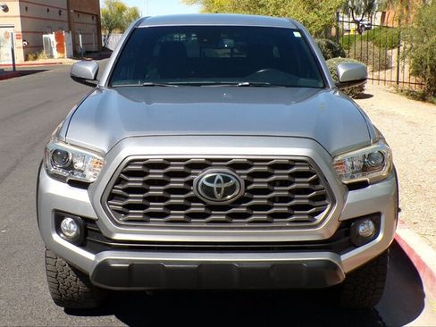 Used 2020 Toyota Tacoma TRD Off-Road image 2