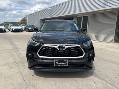Used 2025 Toyota Highlander LE FWD image 2