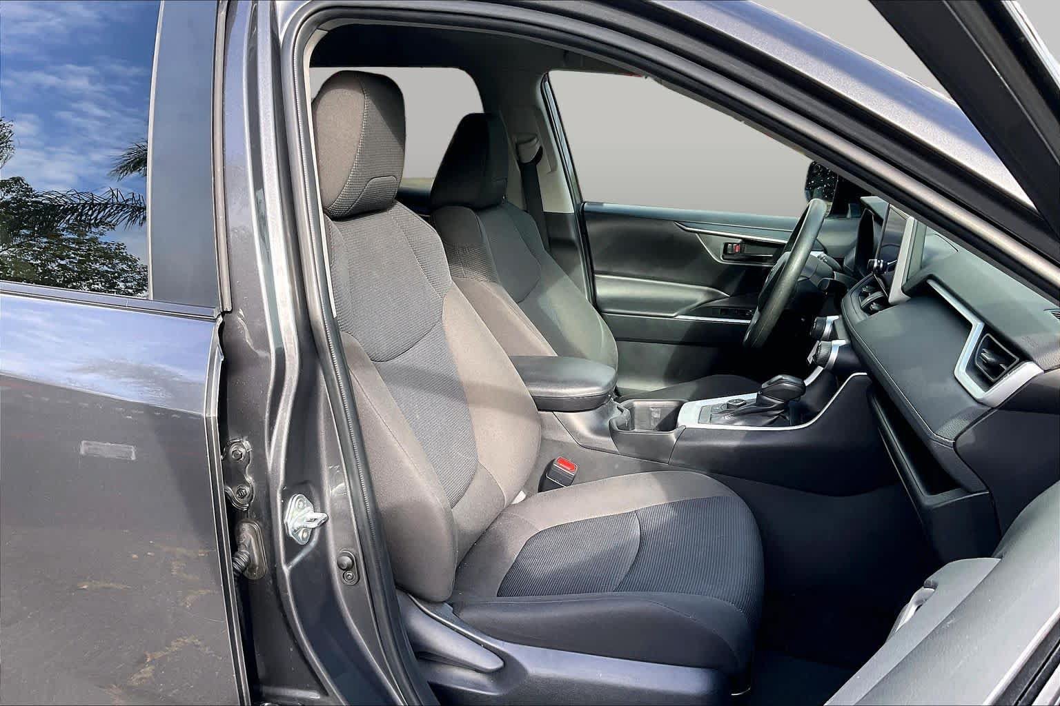 Used 2024 Toyota RAV4 LE AWD/4WD image 8