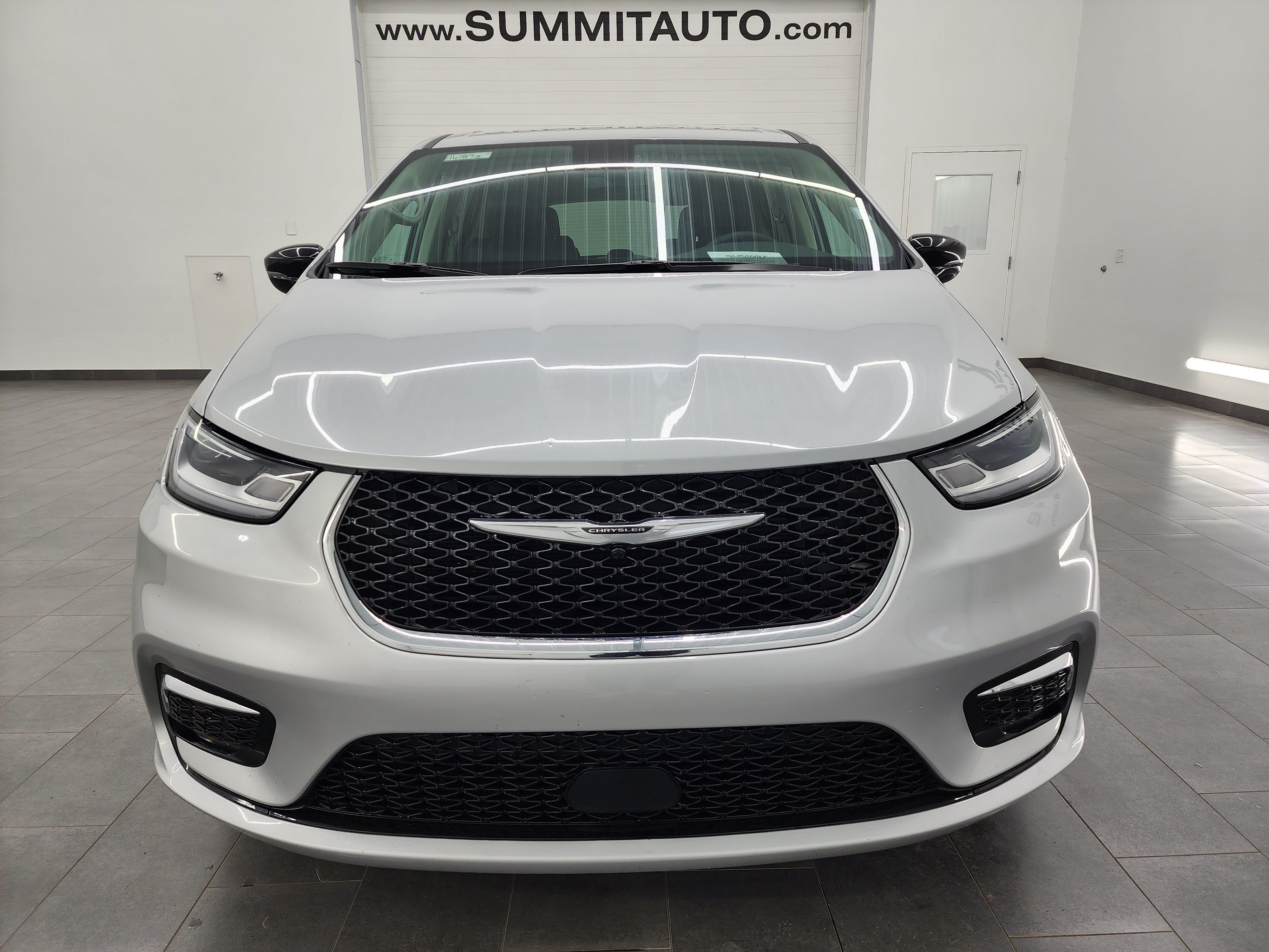 Used 2024 Chrysler Pacifica Touring-L FWD image 20