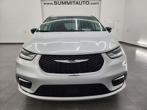 Used 2024 Chrysler Pacifica Touring-L image 20