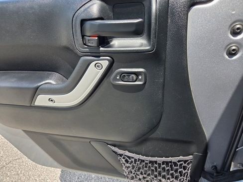 Used 2018 Jeep Wrangler Sahara w/ Connectivity Group AWD/4WD image 21