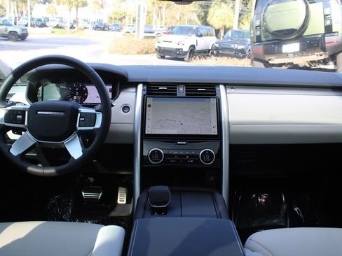 Certified 2025 Land Rover Discovery Dynamic SE image 32